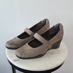 AEROSOLES Taupe Mary Jane Wedge Heels Size 7